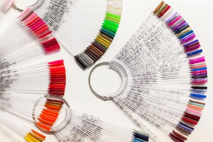 Farbfächer mit Gel- und Shellac-Farben