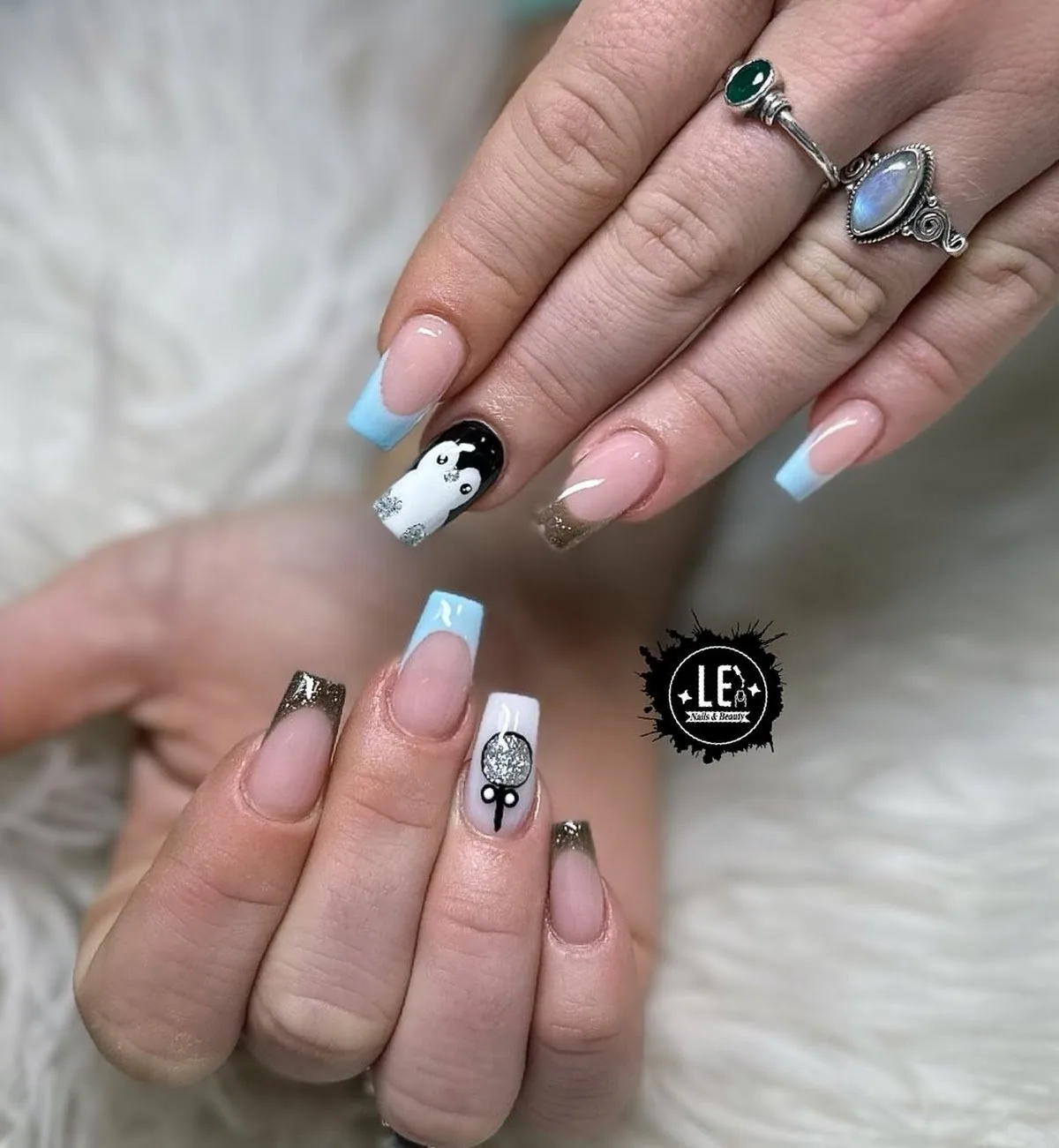 French-Nägel mit feinen Details, gemacht bei Lê Nails & Beauty