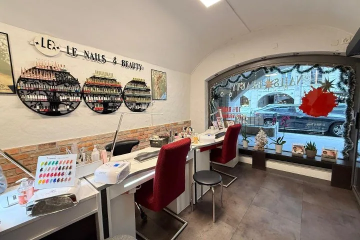 Studio mit Farbwand und Blick auf die Gasse